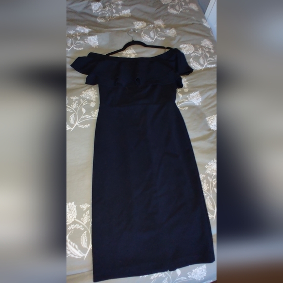 Cocktail dress. Off the shoulder classy .sleevless. Le Chateau - Picture 2 of 3